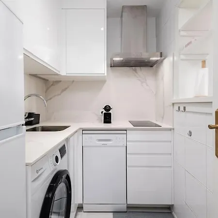 Apartment With Private Parking & Walk To Rdr404 *