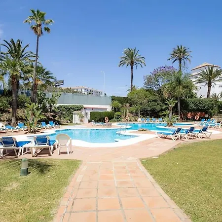 With Private Parking & Walk To Rdr404 Apartament